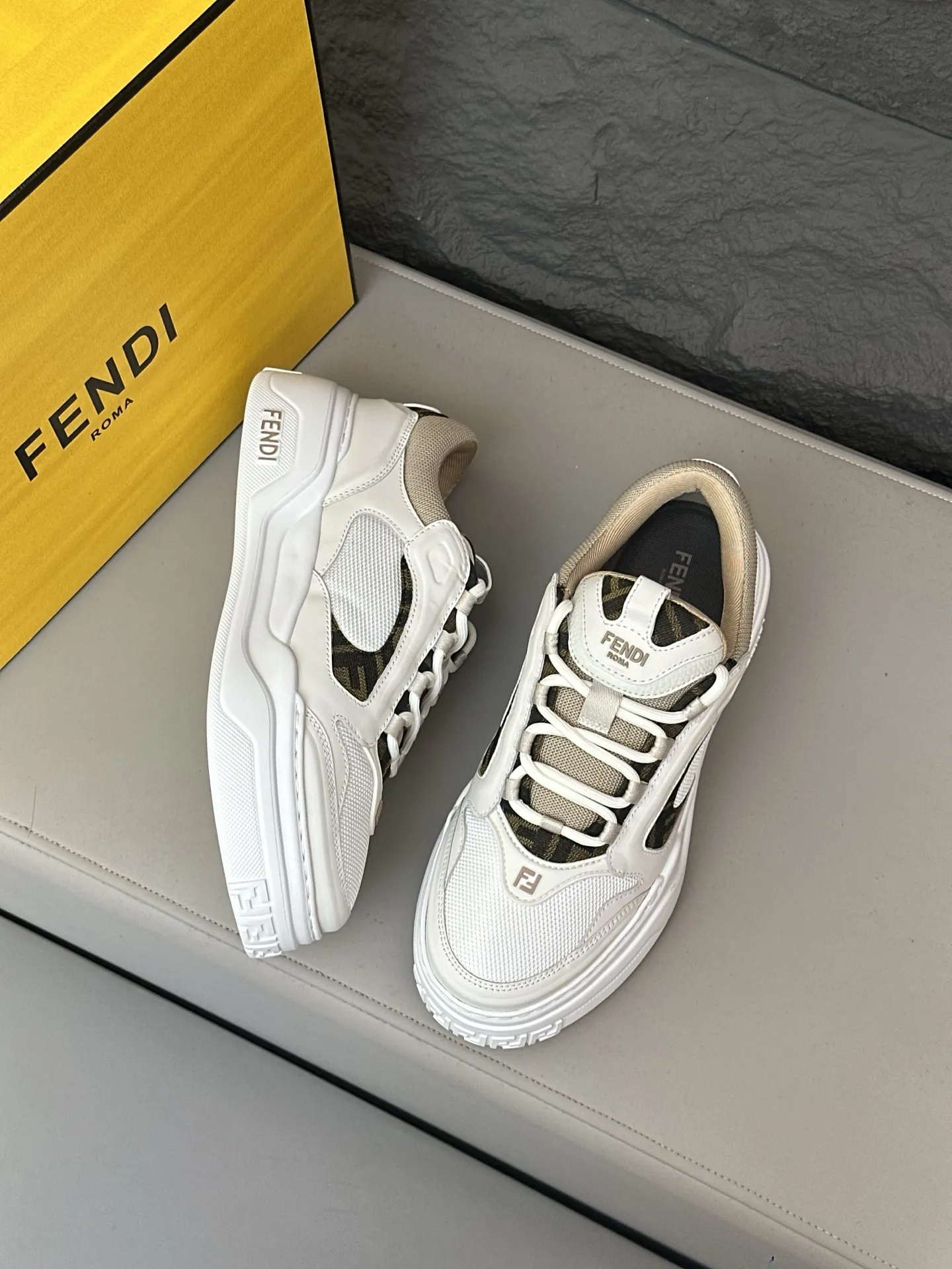 [FENDI] Fendi men's shoes 💰780💰 - High-end quality original casual sports shoes - Upper: Nappa calfskin, pebbled calfskin, tongue and heel; injection molded brand logo plastic module - Lining: brand canvas - Outsole: ultra-light T men's shoes 💰R foam rubber; molded outsole - Super high quality control, fine workmanship: highlighted (high-end, luxury, grade) -Size :39-44 (38, 45, can be customized)
